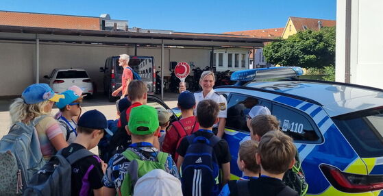 Die Kinder vor dem Einsatzfahrzeug